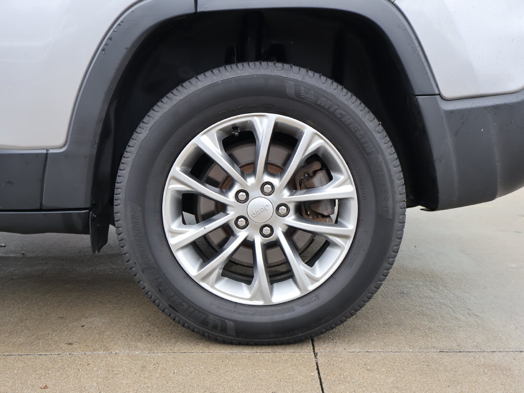 Used 2020 Jeep Cherokee Latitude Plus w/ Cold Weather Group AWD/4WD image 37