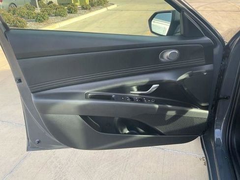 Used 2025 Hyundai Elantra SEL image 15