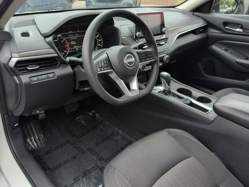 Used 2025 Nissan Altima 2.5 SV FWD image 10