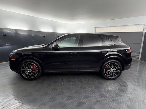 Certified 2025 Porsche Cayenne S AWD/4WD image 2