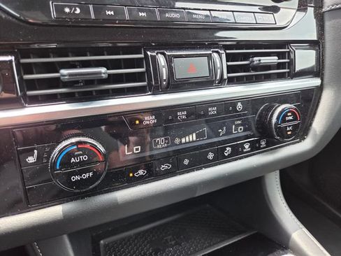 Used 2025 Nissan Pathfinder SL FWD image 17