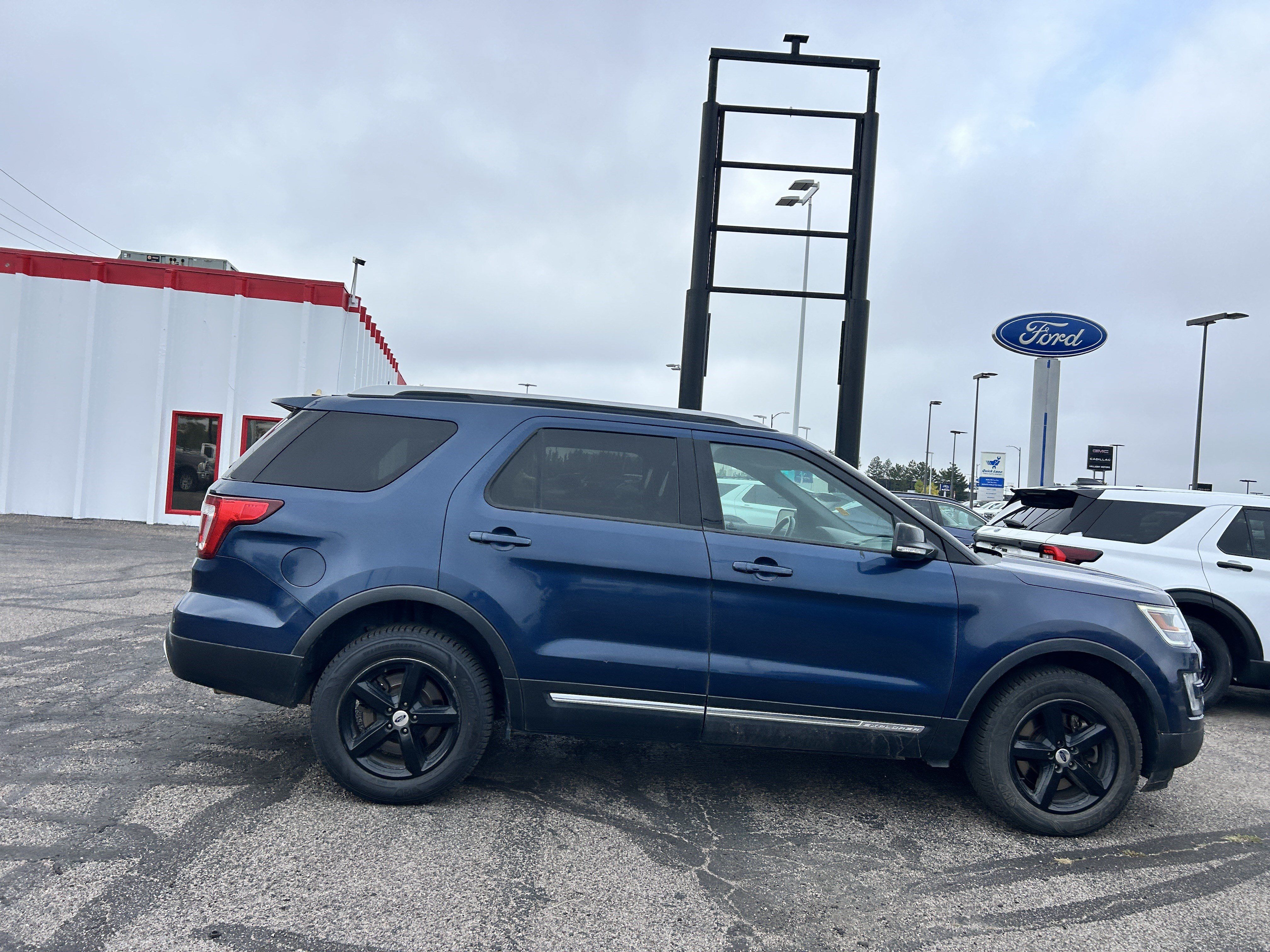 Used 2017 Ford Explorer XLT w/ Equipment Group 202A AWD/4WD image 6