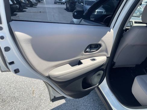 Used 2018 Honda HR-V LX image 16