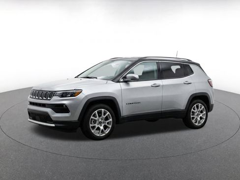 Used 2025 Jeep Compass Limited AWD/4WD image 3
