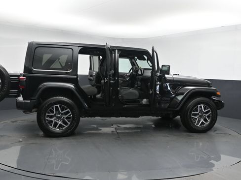 Used 2025 Jeep Wrangler Unlimited Sahara AWD/4WD image 26