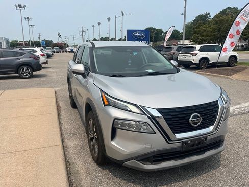 Used 2021 Nissan Rogue SV FWD image 2