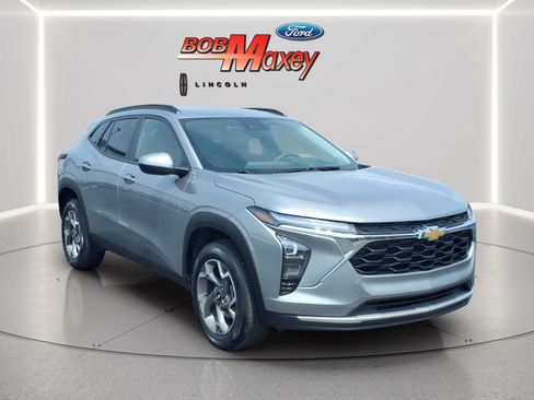 Used 2025 Chevrolet Trax LT FWD image 3