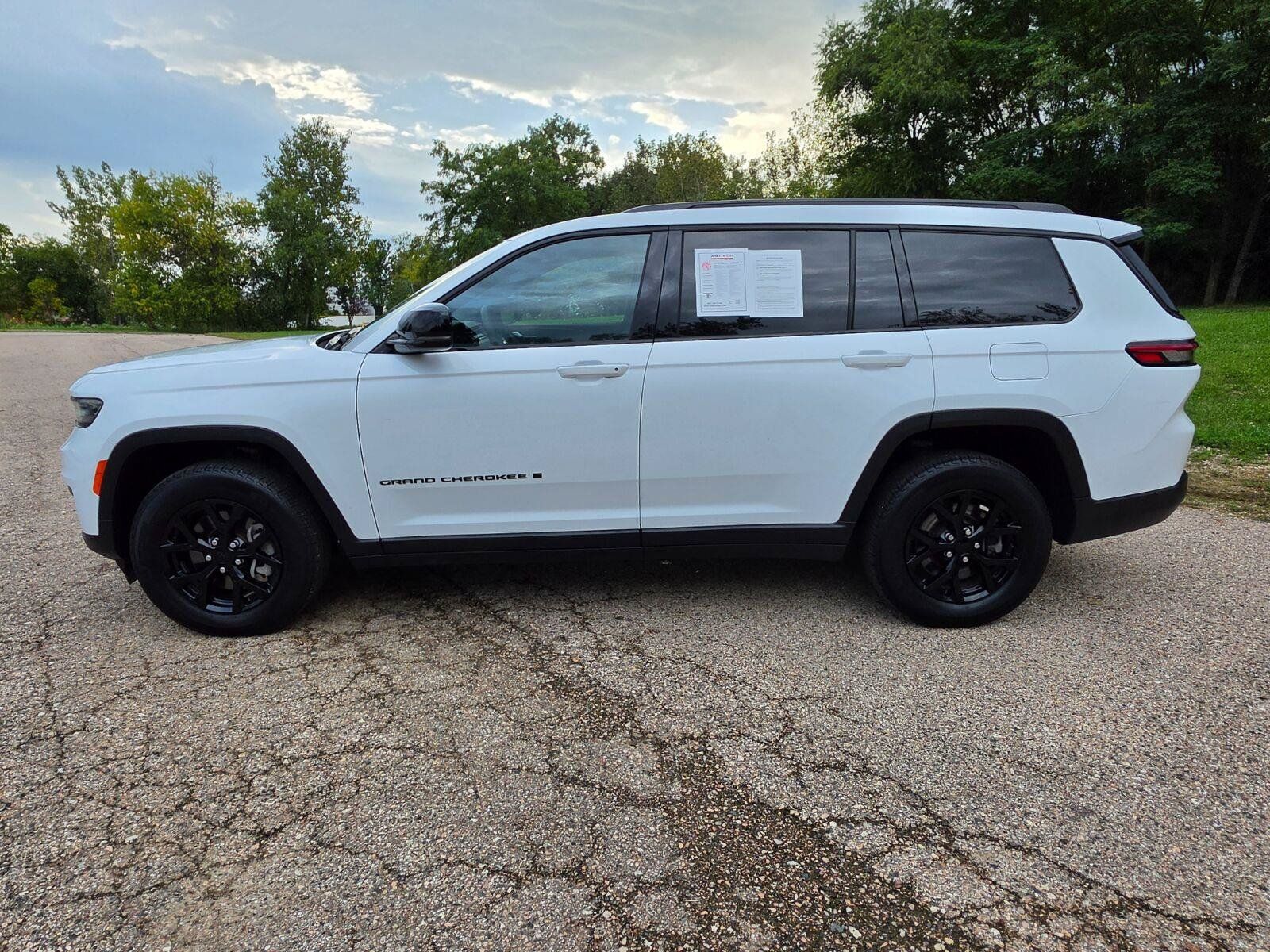 Used 2025 Jeep Grand Cherokee L Altitude AWD/4WD image 13
