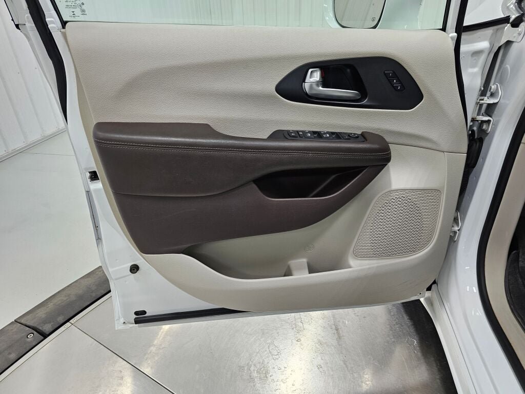 Used 2020 Chrysler Pacifica Touring-L FWD image 30