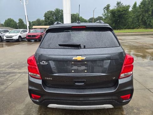 Used 2017 Chevrolet Trax LT w/ LT Convenience Package FWD image 4
