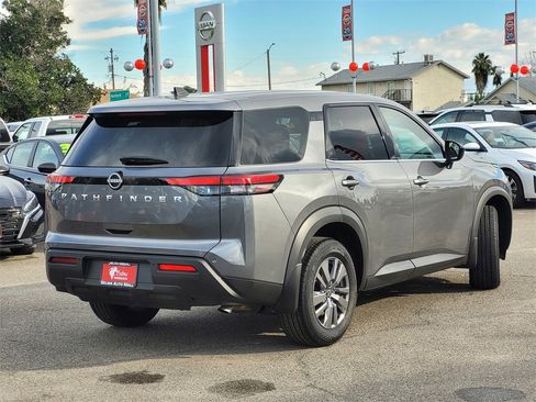 Used 2025 Nissan Pathfinder S image 5