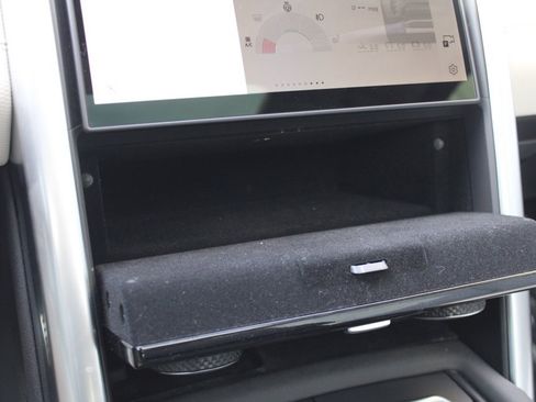 Certified 2025 Land Rover Discovery Dynamic SE image 29