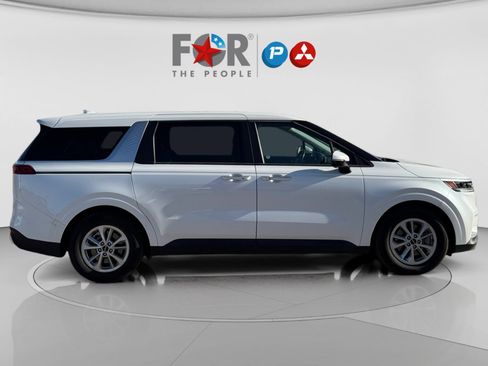 Used 2023 Kia Carnival LX image 6