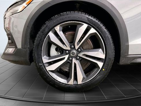 Certified 2025 Volvo V60 B5 Cross Country Plus image 9