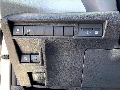 Used 2025 Toyota Sienna XLE w/ XLE Plus Package FWD image 33