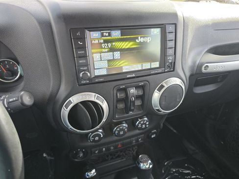 Used 2015 Jeep Wrangler Unlimited Rubicon image 39