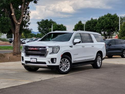 Used 2023 GMC Yukon XL SLT AWD/4WD image 2