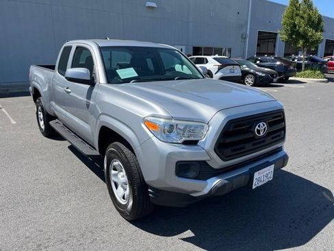 Used 2016 Toyota Tacoma SR RWD image 2