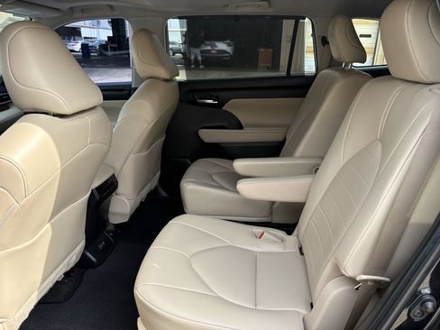 Used 2023 Toyota Highlander XLE FWD image 25