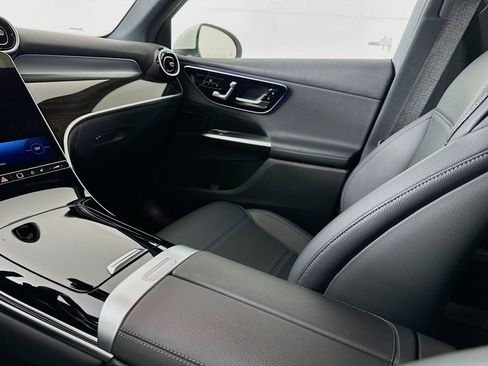 Used 2025 Mercedes-Benz GLC 300 image 23
