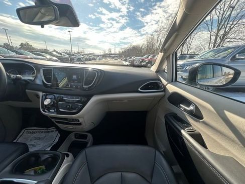 Used 2024 Chrysler Pacifica Touring-L image 28