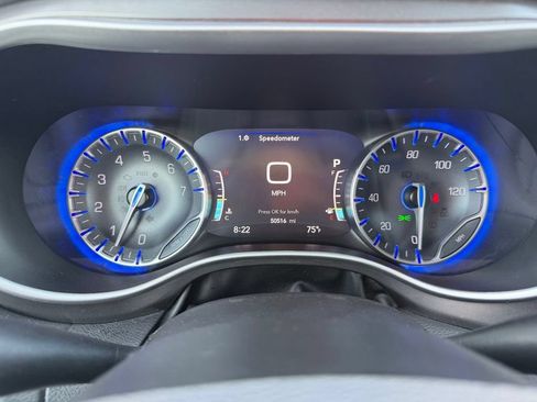 Used 2024 Chrysler Pacifica Touring-L FWD image 11