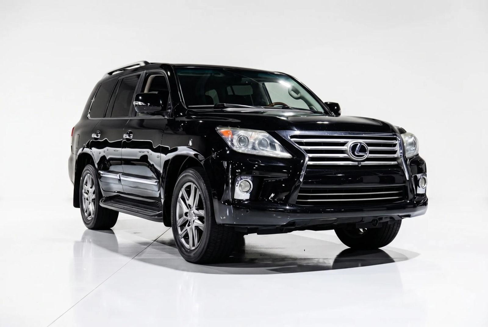 Used 2013 Lexus LX 570 4WD w/ Luxury Pkg image 1