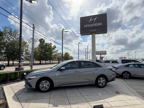 Certified 2025 Hyundai Elantra SE image 6