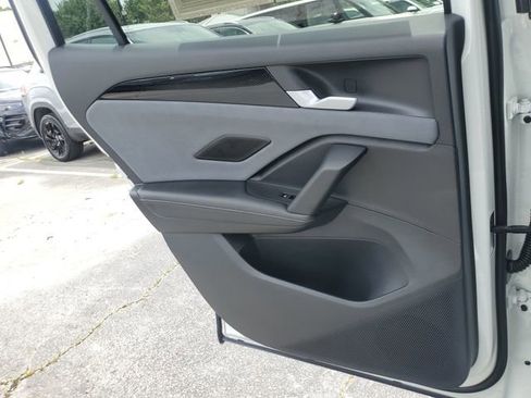 Certified 2025 Volkswagen Tiguan SE w/ Panoramic Sunroof Package FWD image 13