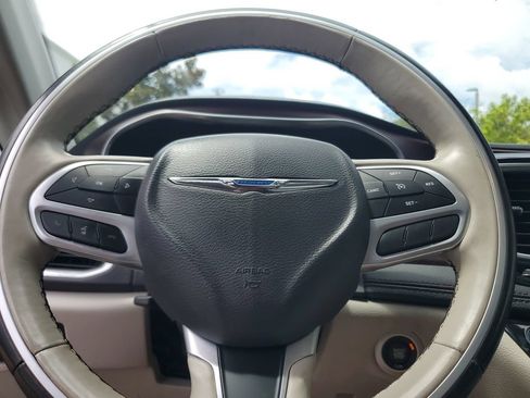 Used 2019 Chrysler Pacifica Limited FWD image 25