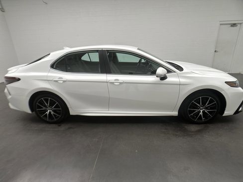 Used 2024 Toyota Camry SE image 9