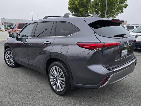 Used 2023 Toyota Highlander Platinum AWD/4WD image 3