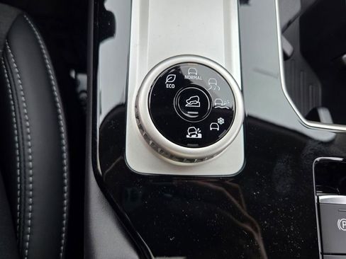 New 2025 Mitsubishi Outlander SE image 25