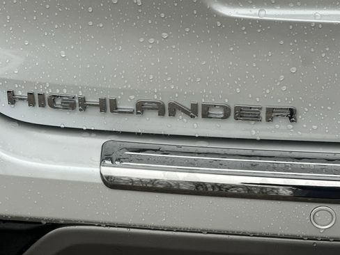 New 2026 Toyota Highlander Platinum image 16