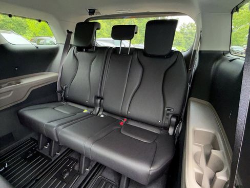 New 2026 Kia Carnival EX FWD image 30