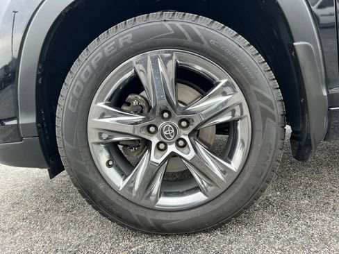 Used 2017 Toyota Highlander Limited image 12