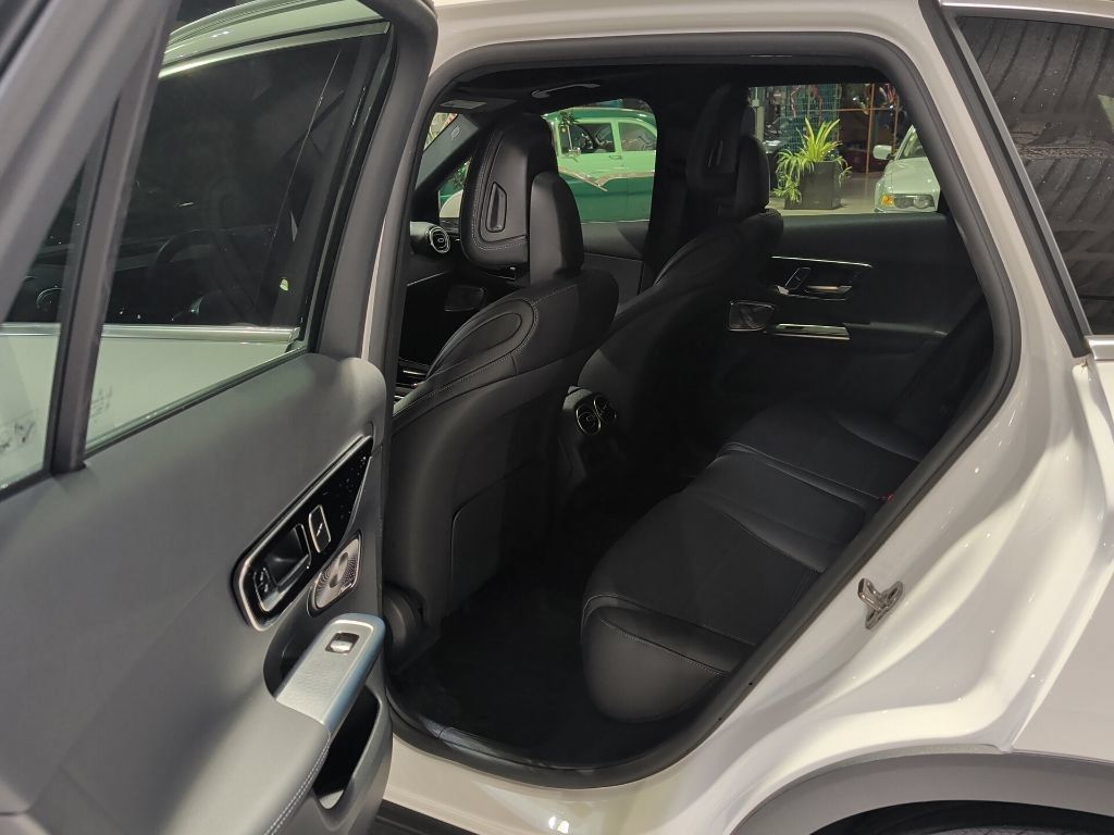Used 2025 Mercedes-Benz GLC 300 4MATIC image 13