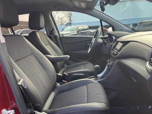 Used 2022 Chevrolet Trax LT w/ LT Convenience Package image 53