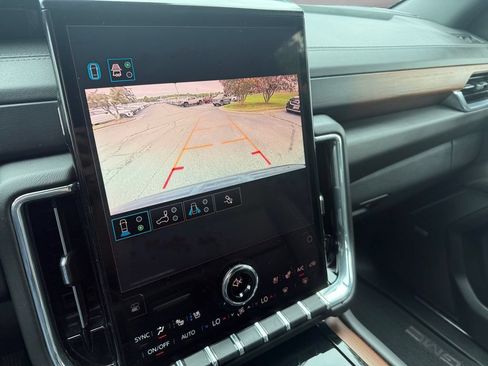 Used 2025 GMC Yukon Denali AWD/4WD image 21