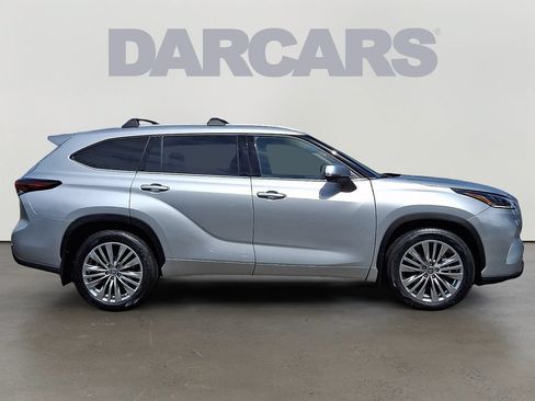 Used 2024 Toyota Highlander Platinum AWD/4WD image 7