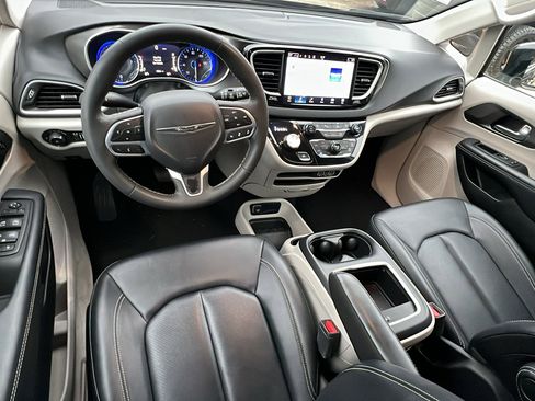 Used 2024 Chrysler Pacifica Touring-L image 24