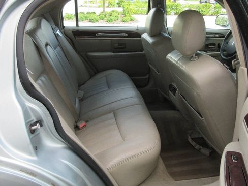 Used 2007 Lincoln Town Car Signature RWD image 18