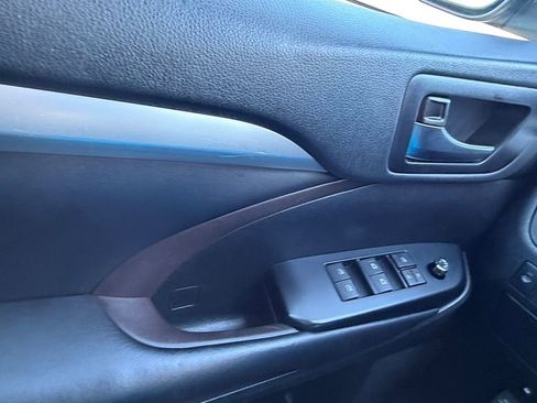 Used 2019 Toyota Highlander XLE image 19