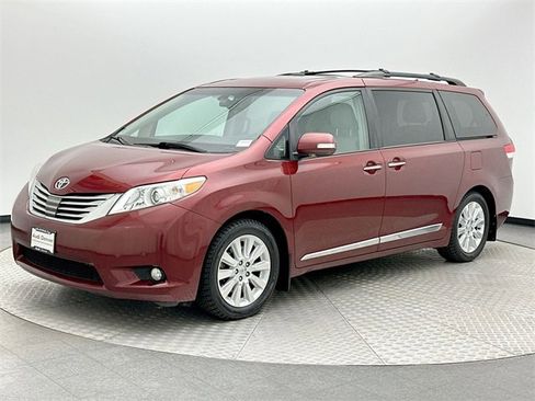 Used 2014 Toyota Sienna Limited image 1