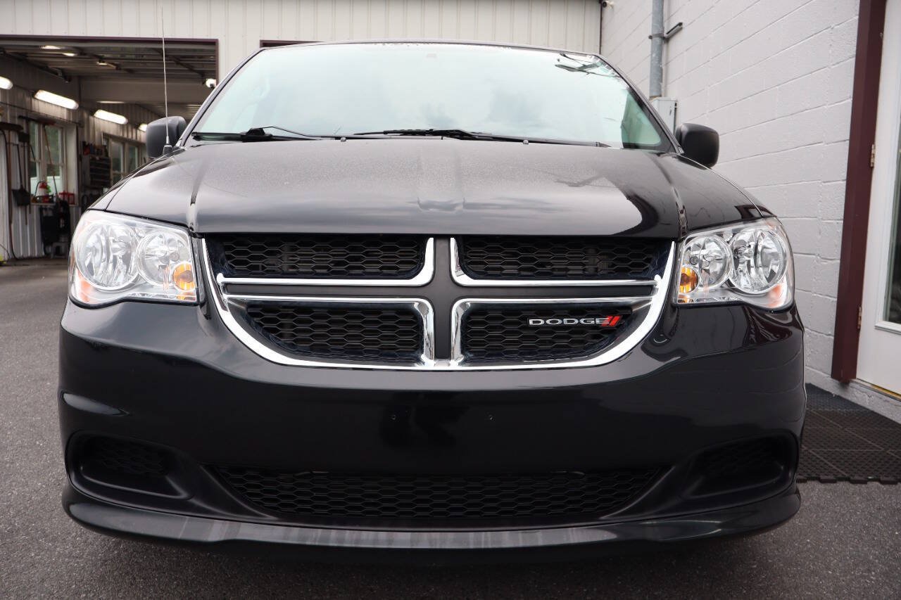 Used 2016 Dodge Grand Caravan SE w/ Quick Order Package 29E SE FWD image 2