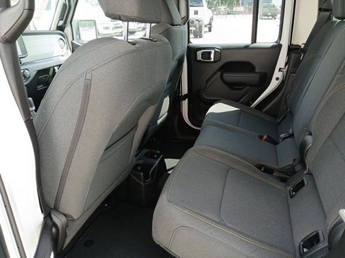 New 2025 Jeep Gladiator Sport image 18