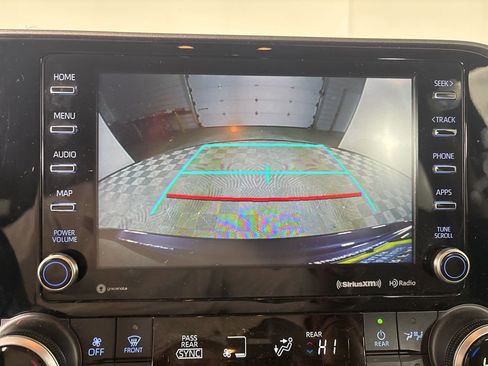 Used 2021 Toyota Highlander XLE image 17