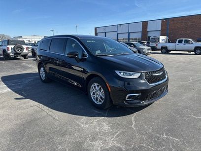 Used 2025 Chrysler Pacifica Select