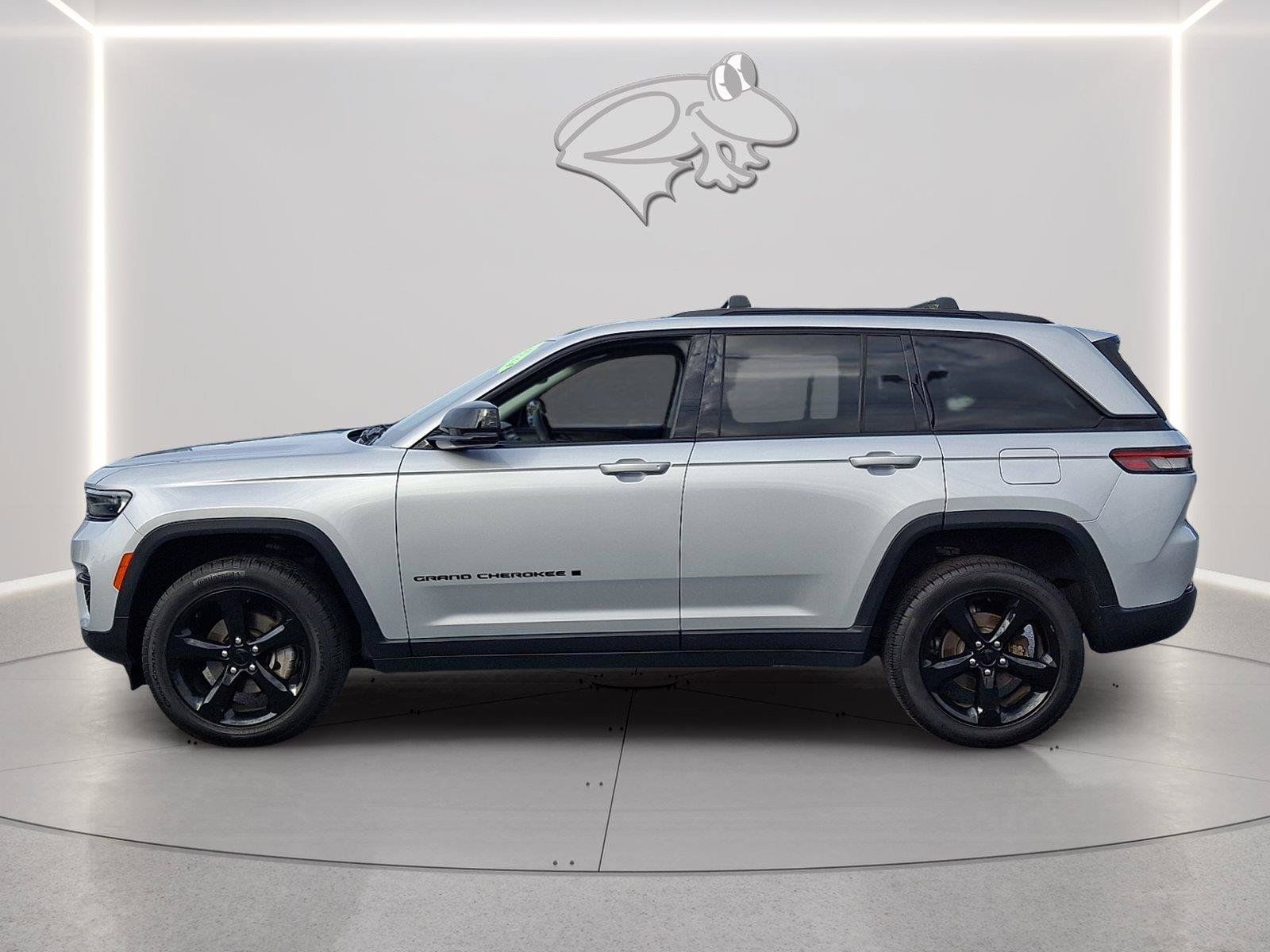 Used 2024 Jeep Grand Cherokee Limited w/ Black Appearance Package AWD/4WD image 2