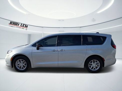 New 2026 Chrysler Pacifica Select FWD image 6